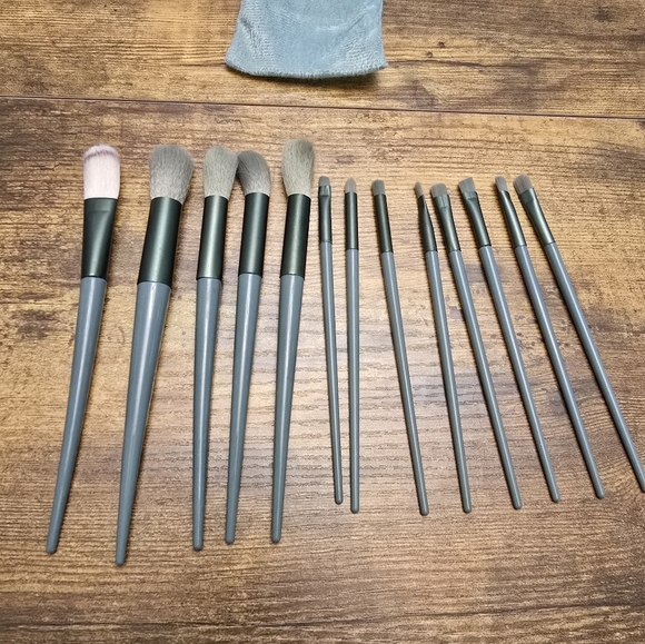 New 13 Piece Green Makeup Brush Set with Pouch - Picture 3 of 7